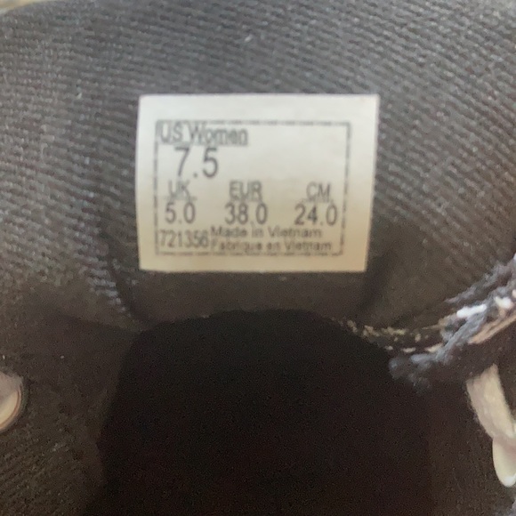 Vans lace up sneakers. 7.5 - Picture 5 of 6